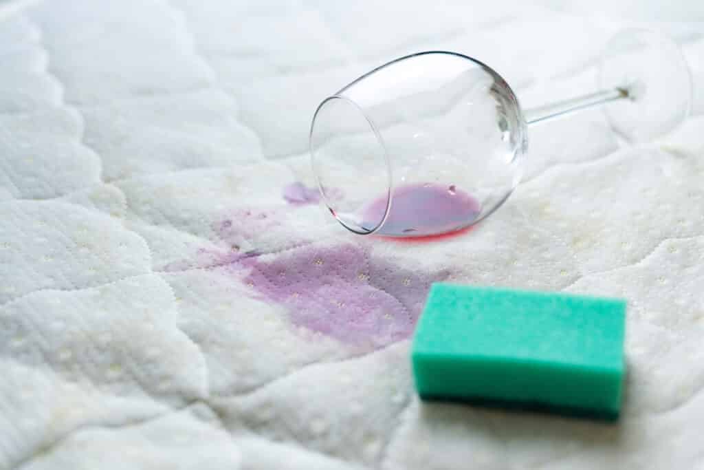 איך לנקות כתמים ממזרן